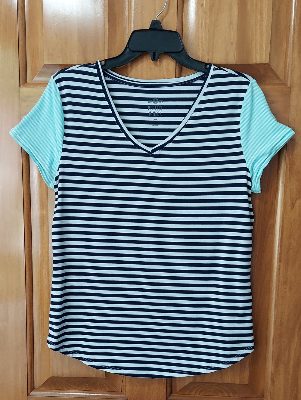 SO V-Neck Striped Navy and White Tee, Mint Striped Short Sleeves, Size Largeโช๏ธ